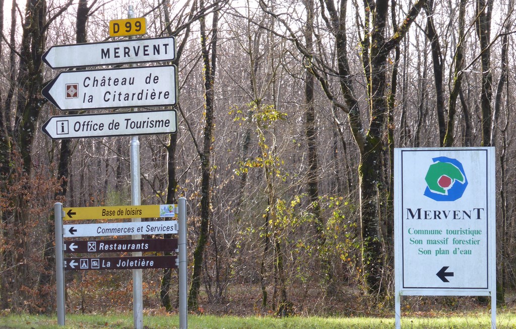 Signalétique à vocation touristique au sein de la forêt de Mervent (Mervent – 2015)