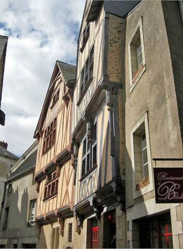 Des quartiers aux ambiances médiévales : Maisons à pan de bois du XVème siècle rue Bossuet (Nantes) en grand format (nouvelle fenêtre)