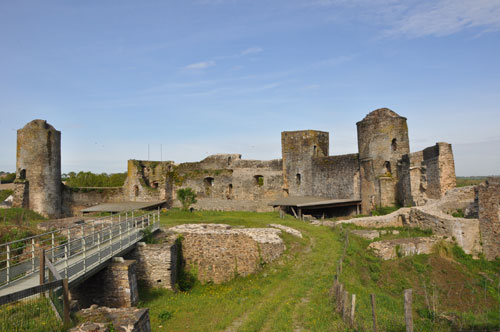 Le château de Pouancé, une forteresse des Marches de Bretagne en grand format (nouvelle fenêtre)