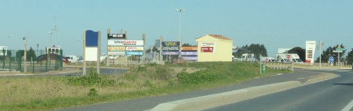 La multiplication des affichages publicitaires nuit à la qualité des paysages d'entrée de ville (Noirmoutier-en-l'Île) en grand format (nouvelle fenêtre)