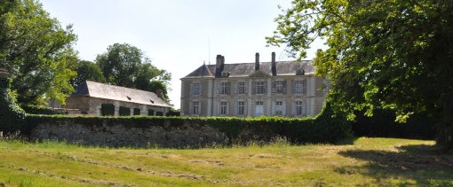 Le patrimoine associé à l'activité viticole offre un support important de valorisation des paysages de l'unité (Château de Rochefort à La Haie-Fouassière) en grand format (nouvelle fenêtre)