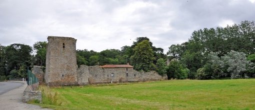 Le château des Essarts, lové dans la vallée en grand format (nouvelle fenêtre)