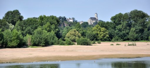Vue sur l'église de Montjean-sur-Loire depuis le fond de vallée (Vue depuis Saint-Germain-des-Prés) en grand format (nouvelle fenêtre)