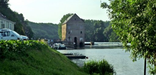 Coteau abrupt boisé soulignant la Mayenne et le Moulin de Montreuil-sur-Maine en grand format (nouvelle fenêtre)
