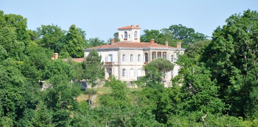 La villa de la Garenne Lemot dominant la Sèvre dans son écrin boisé, une source d'inspiration architecturale pour la reconstruction (Clisson) en grand format (nouvelle fenêtre)