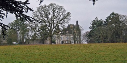 Château de la Barbinière dominant la vallée de la Sèvre nantaise (Saint-Laurent-sur-Sèvre) en grand format (nouvelle fenêtre)