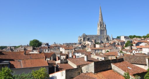 Fontenay-le-Comte : un paysage urbain étagé sur la Vendée et dominé par son clocher en grand format (nouvelle fenêtre)