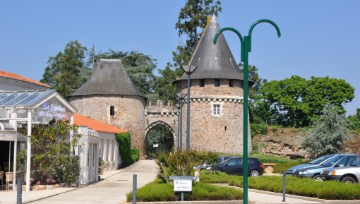 Porte fortifiée de Champtoceaux en grand format (nouvelle fenêtre)