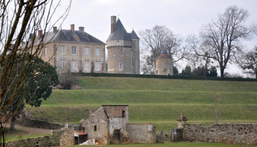 Château de l'Hermenault et ses terrasses dominant la Longèves en grand format (nouvelle fenêtre)