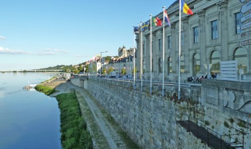 Une ville de Loire, où les quais aujourd'hui calmes et voués principalement au stationnement, accueillaient marchandises, mariniers à l'apogée du commerce fluvial en grand format (nouvelle fenêtre)