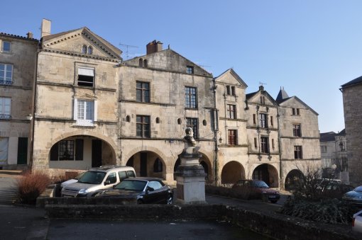 Des ambiances urbaines marquées par une architecture renaissance remarquable (Fontenay-le-Comte) en grand format (nouvelle fenêtre)