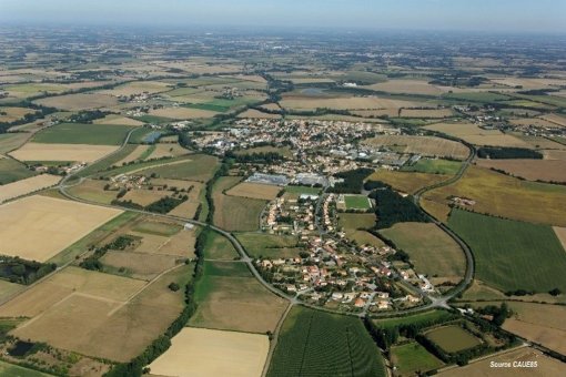 Vue aérienne du contournement et des extensions urbaines des Brouzils (Source : CAUE de Vendée) en grand format (nouvelle fenêtre)