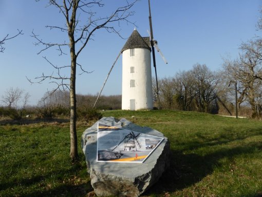 Les moulins à vents sur les collines centrales sont l'objet d'une information touristique (Moulins des Rochers de Mouilleron-en-Pareds – 2015) en grand format (nouvelle fenêtre)