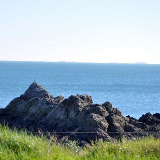 Un plateau suspendu sur une côte rocheuse en grand format (nouvelle fenêtre)